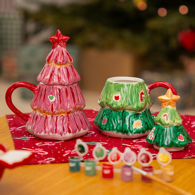 【フライングタイガー2025クリスマスアイテムランキング 第3位】DIYペイントマグ(クリスマスツリー) 825円