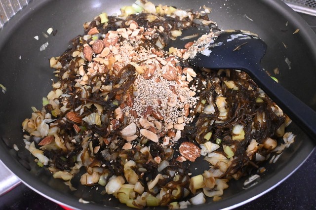 【もずくの食べるラー油】水分が飛んだら、ごまとアーモンドを加えてさらに炒めます