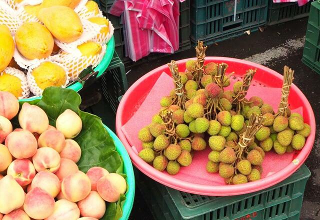 【台湾食べ歩きの旅③北投温泉編】北投温泉の道端ではライチが売られ始めていた。 ライチのシーズンは毎年5月から6月頃と短い。 赤黒熟れたら食べ頃。 温泉浴後のフルーツは格別だ