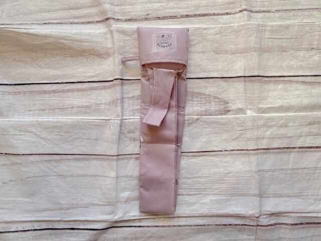 ポケットの中にエコバッグを畳んで収納できます！まずは縦に折りたたみます