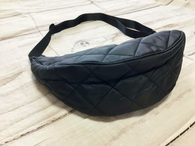 550mlのペットボトルと折りたたみ日傘を入れた際のマチのサイズはこんな感じ