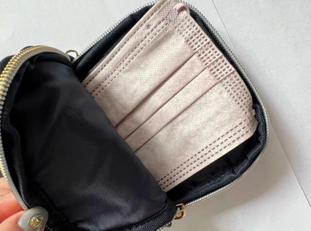 【CLATHAS（クレイサス）お財布機能付きスマホポーチ】マスクが袋に入った状態だと少し折る必要がある