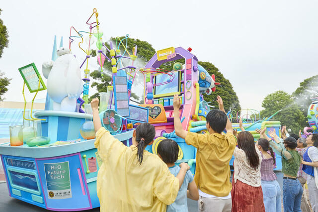 「ベイマックスのミッション・クールダウン」は、フロートに近づくほどびしょ濡れチャンスが！