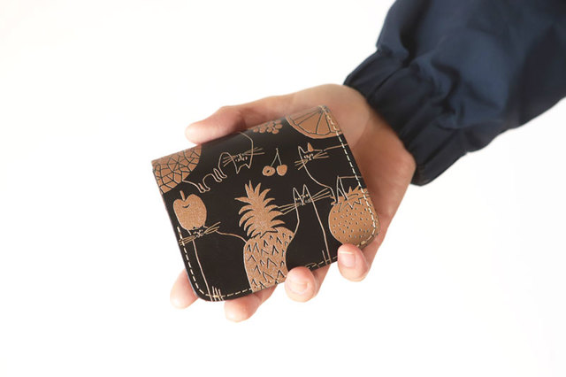 小さい財布猫と果実」