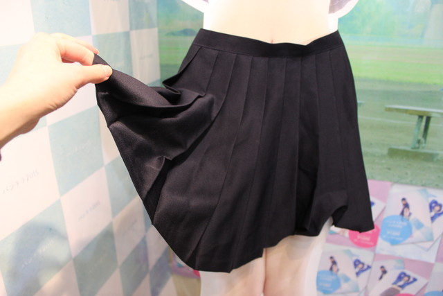 パンチラ2015:スカートをチラリ…