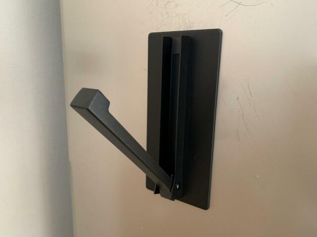 【山崎実業 折りたたみマグネットハンガー】使用時のサイズは約W8×D16.5×H18cm。使わないときは畳んでおけます