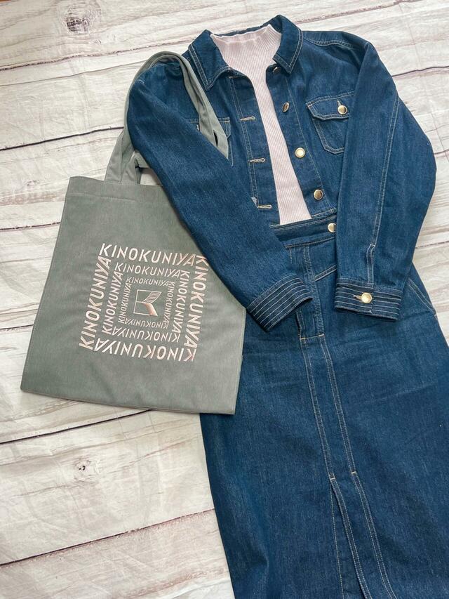 デニムにセットアップに合わせてみました。インナーのカラーを刺繍のカラーと合わせてピンクのニットに♪