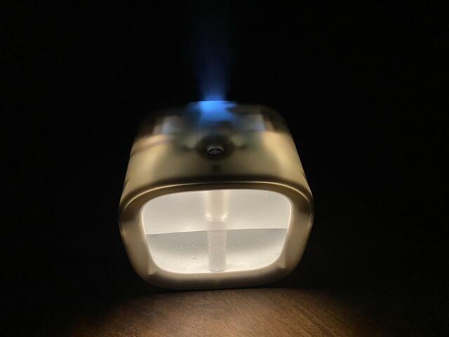 【3COINS インテリア加湿器】暗い部屋で点灯させてみました。ベットサイドの明かりにはちょうど良さそう◎