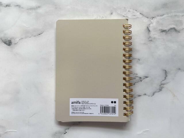 バックは装飾がないシンプルなデザイン