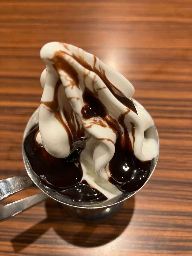 とりあえず初手でかけられる量のチョコソースをかけてみた。器から漏れちゃいそう。