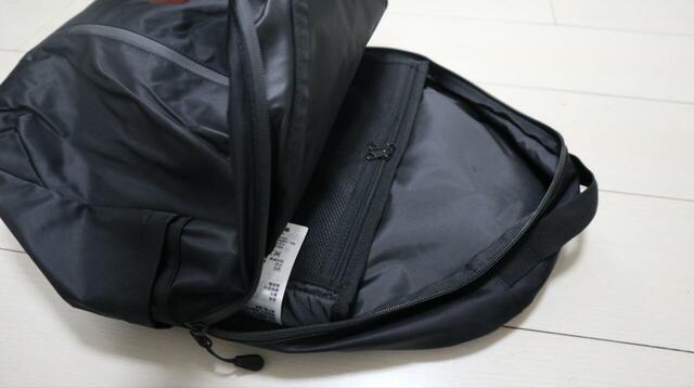 【無印良品 肩の負担を軽くする撥水ビジネスリュックサック（丸型）】PCスリーブには大きなダブルファスナー付きポケットも。ガジェット類の収納に最適です