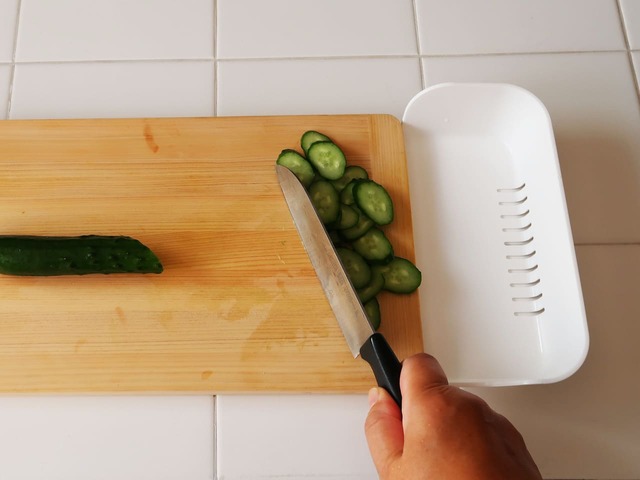 【まな板キャッチャー】サラダを作るときの使用イメージ2
