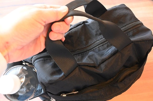 【「日本旅行が考えた 旅の快適さを追求した2WAYショルダーバッグBOOK」（宝島社）】2WAY仕様なので、ハンドバッグとしてもショルダーバッグとしても使えます