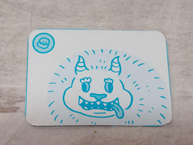 【ちいかわ キラだッッ ホログラムカードメーカー】モモンガの裏はなんとでかつよ!でかつよとモモンガは中身が入れ替わっているとされているふたりです。個人的にこれを採用した担当の方にはMVPを送りたいほどのセンス…!