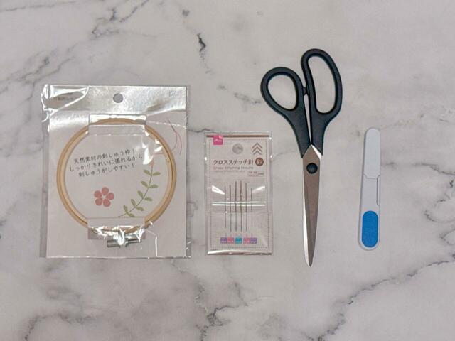 使った道具。刺繍枠とクロスステッチの針は100円ショップで購入できます♪