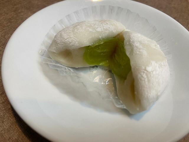 【セブン-イレブン　まるっと一粒シャインマスカット大福】マスカットはもちろん、白餡が美味しい…