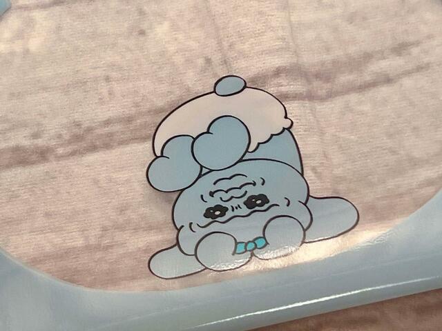 くすみブルーの色も影響して、いつも以上に不憫に見えてしまいませんか？！