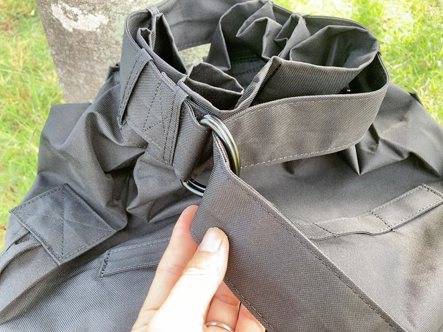 【ワークマン スパイラルダッフルバッグ】開け口は紐でキュッと縛るタイプ