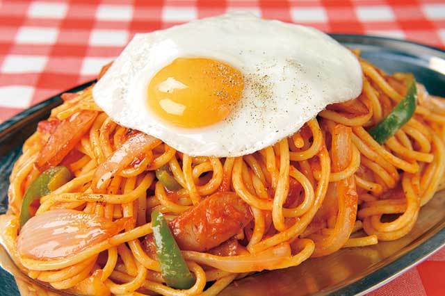 パンチョ 新橋店　ナポリタン目玉焼き 700円　懐かしの味を追求した極太ナポリタンに大満足。