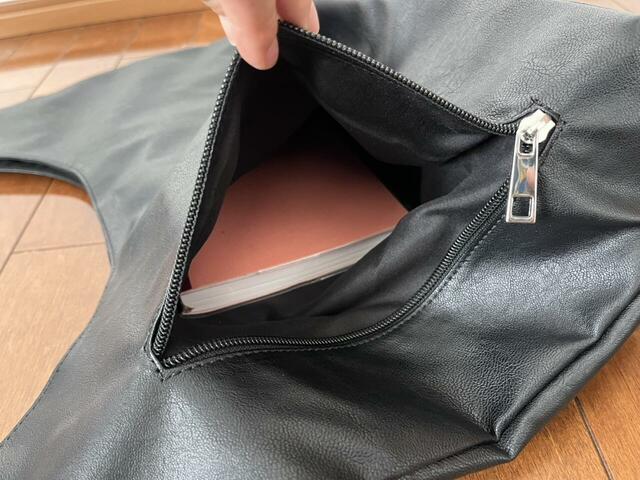 【LOWRYS FARM ヤワラカルイ５ポケトートBAG】このポケットはA5の手帳も余裕で入るサイズ感！