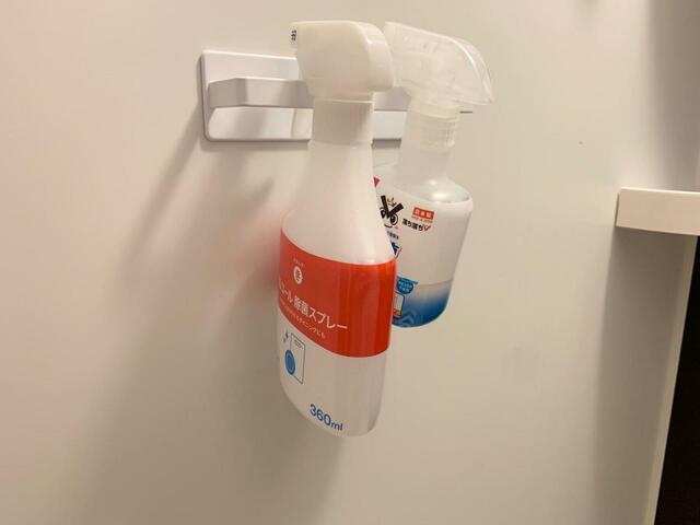 【tower マグネット バスルーム タオルハンガー】ボトルの下に水がたまりにくい清潔仕様