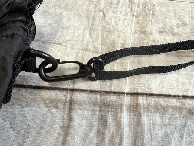 取り外し可能なショルダーストラップ付き。外してミニバッグとして手で持ってもOK♪