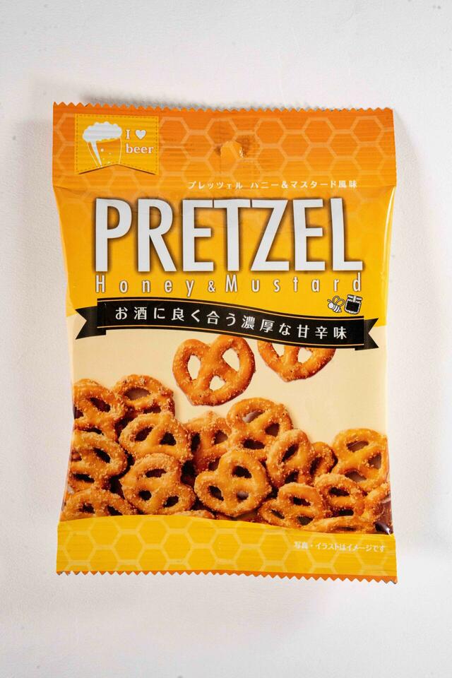 「プレッツェルハニー＆マスタード風味」＜価格：180円（税込194円）＞【【ファミマ】黒胡椒が香る「粗挽きフランク」や「ジャーマンポテト」が新登場！ファミマ限定「クラフトビール」も見逃せない！】