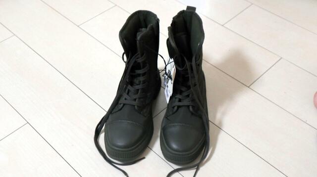 【ユニクロC パデッドレースアップブーツ】カラーはブラックとオリーブの2種類。ワントーンのデザインで高見えします！