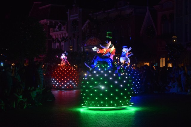 ディズニー・ペイント・ザ・ナイト・パレード|香港ディズニーランド・リゾート