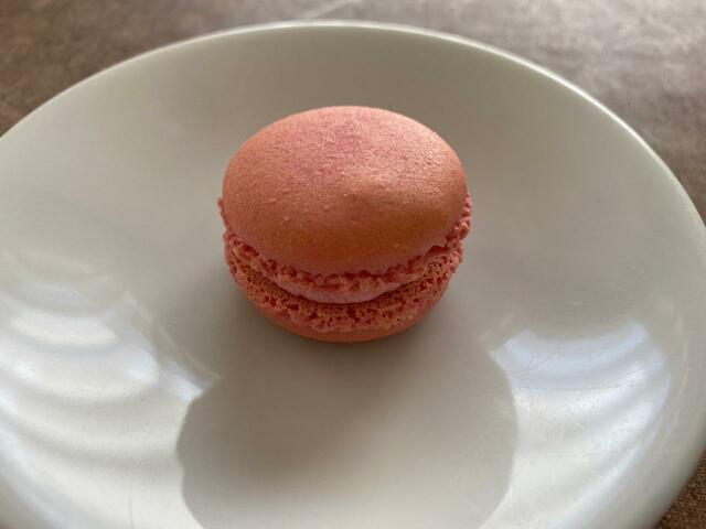 【セブン-イレブン マカロンあまおう苺&和栗】しっかり甘いのに爽やかな酸味あり