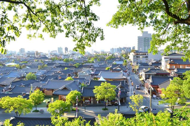 梧木台から見下ろす韓屋マウル全景。リノベーションされた韓国の伝統家屋が密集しているが、よく見ると日本家屋も混じっている