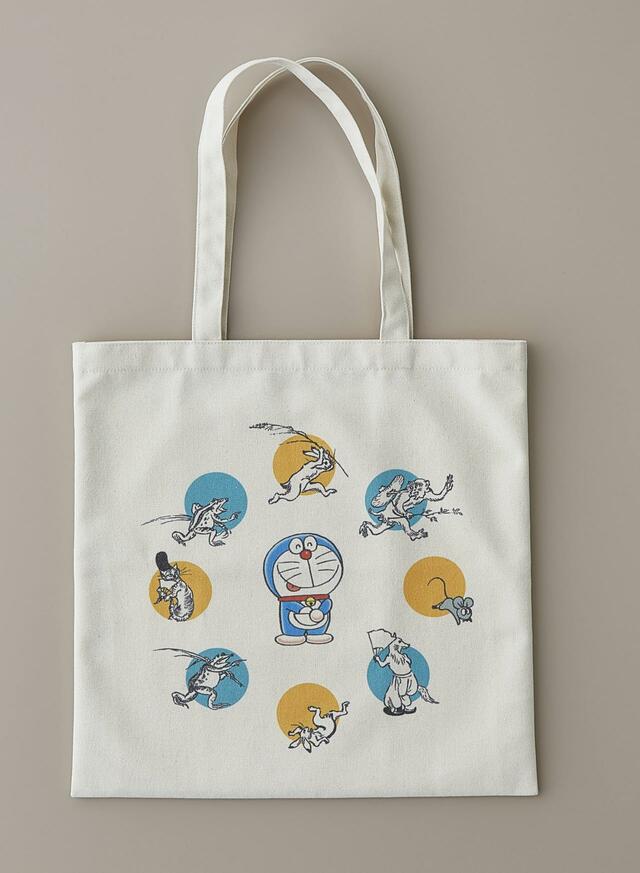 ドラえもんと鳥獣戯画の動物たちがポップにデザイン【『和樂』4･5月号特別付録　ドラえもん 『鳥獣戯画』BIGトートバッグ】