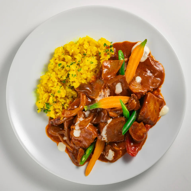 「平日ランチ限定 和牛バラ肉のビーフストロガノフ」＜期間：2025年12月1日〜31日＞【「和牛もも肉のローストビーフ」も登場！シェラトングランドホテル広島でクリスマスシーズンを彩る“豪華ブッフェ”開催！】