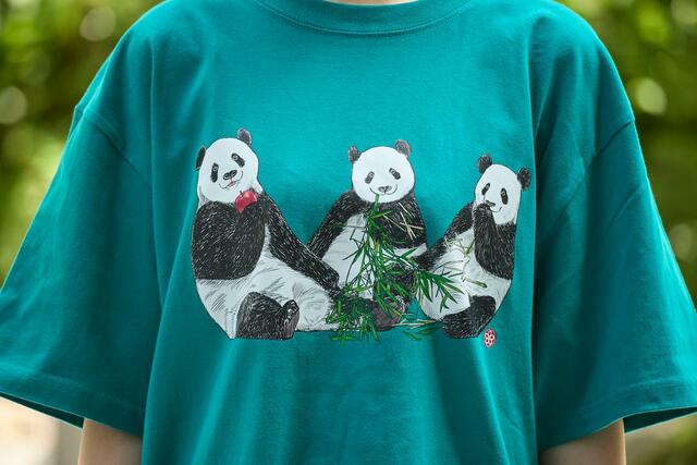 『もぐもぐパンダTシャツ』 各3,300円（税込）■5月29日（水）発売　※店頭・公式オンラインショップ「江戸東京一」同時発売　■カラー展開：ホワイト・ブラック・アップルグリーン　■サイズ展開：男女兼用　M・L・XL 