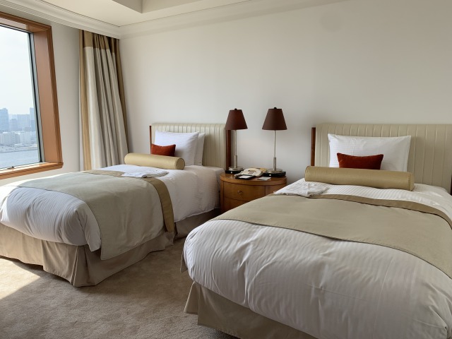 ベッドの前にフライトシミュレーターが設置されている