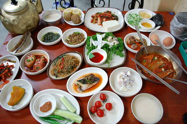 「マッコリ一番地」のやかん入りマッコリは20,000～30,000ウォン。つきだしがこんなに添えられる