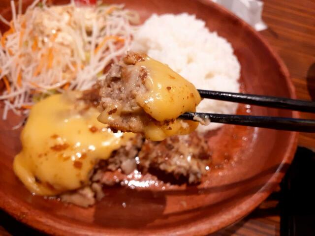 チーズはけっこう粘度が高く、ジューシーな肉と合わさると濃厚!【びっくりドンキー2023年最新販売数(出食数)ランキングTOP10】