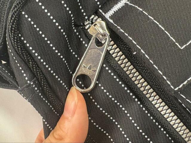 【adidas ウォバッシュ スモールアイテムバッグ】ファスナーの金具にもadidasのロゴが!