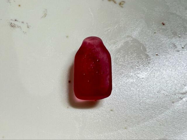 【ダイソー ヨーグルトグミ ぶどう味】裏面は平ら