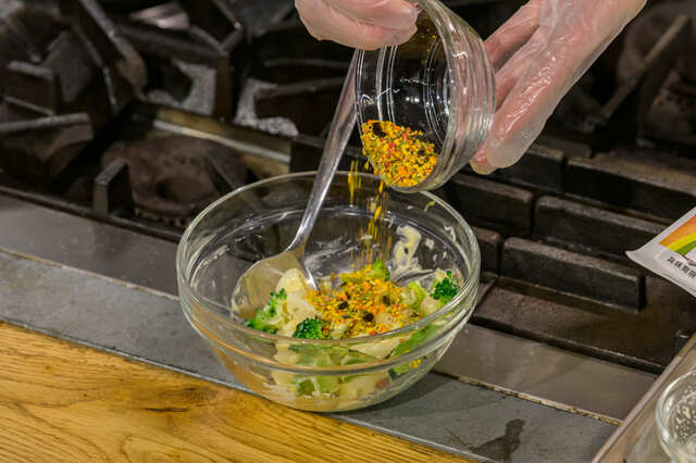 【ふりかけ簡単アレンジレシピ】ゆでたじゃがいもとブロッコリーにマヨネーズとカラフルなふりかけを和えればできあがり