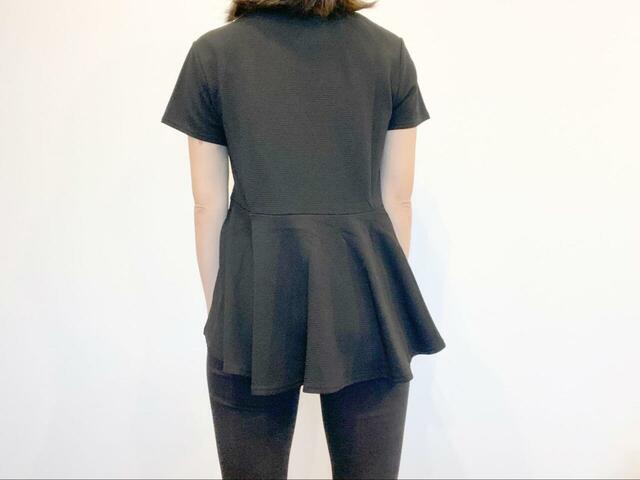 【cocaエンボス切り替えフレアトップス 】切り替え部分のおかげで胸下が引き締まって見えるので、バックシルエットもスッキリ!