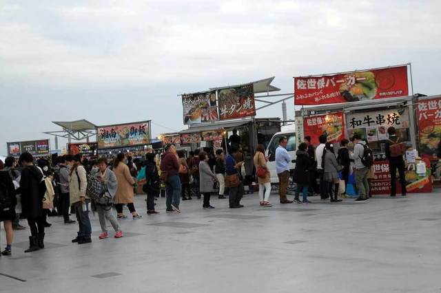 屋台も出ているので食事にも困りません。
