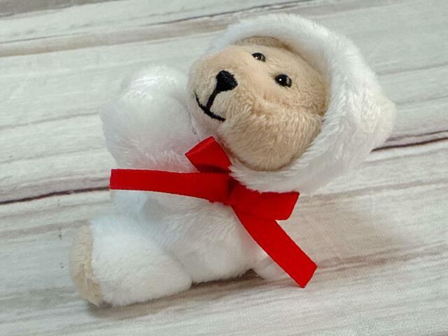 首元には赤いリボンをつけています♪