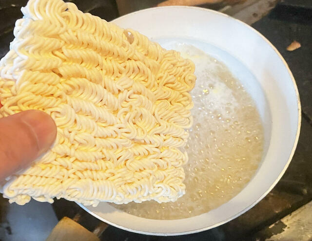 袋麺の「お湯」の代わりに「アラ出汁・万能スープ」を入れて沸騰させます