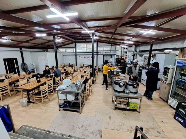 【気になる韓国、ソウルの今vol.31】階段を2段だけ下ったところにある「ヘドゥン韓食ブッペ」のホール