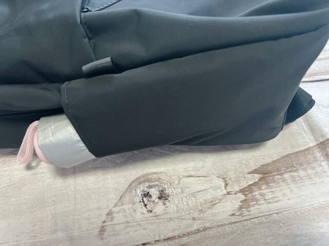 サイドのポケットには折りたたみ日傘も収納可能