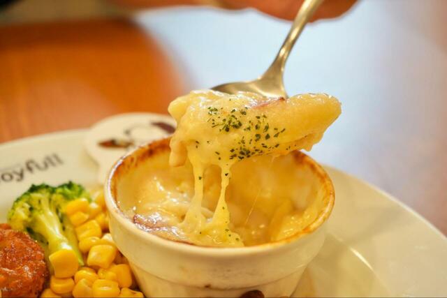 【Joyfull×PEANUTSコラボキャンペーン】とろっとチーズが美味しいペンネグラタン