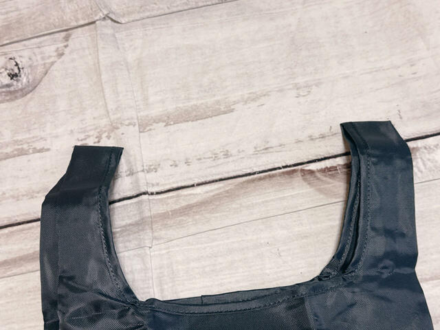 持ち手は腕にかけてハンドバッグ風に持てる長さ