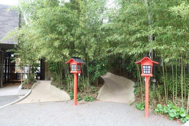 來宮神社の大楠に向かう小道もいい感じ