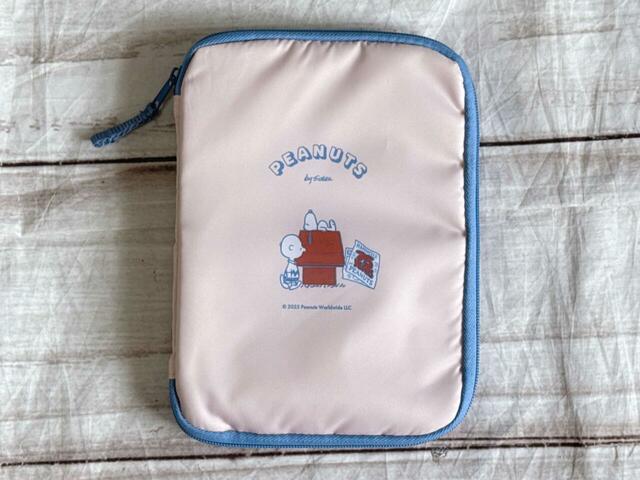 淡いピンクとブルーの配色がかわいいスヌーピーのポーチ